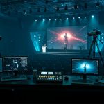 Transmissão ao vivo evento corporativo com telão, câmeras profissionais e mesa de controle de streaming_-compressed